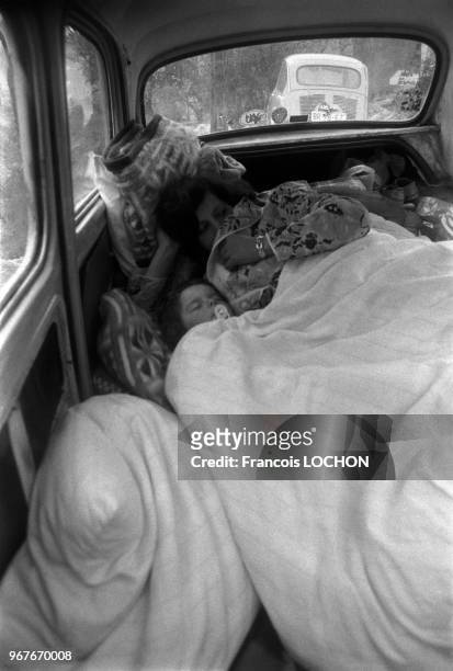 Une femme et son enfant rescapés d'un séisme dans la région du Monténégro installés dans une voiture le 16 avril 1979 en Yougoslavie.