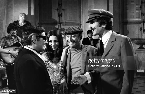Roger Carel, Michèle Mercier, Michel Audiard et Claude Rich sur le tournage du film 'Une veuve en or' réalisé par Michel Audiard en 1969, France.