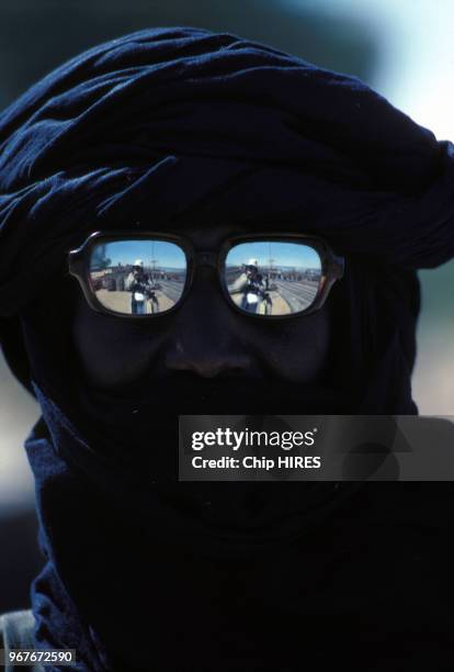 Portrait d'un touareg portant un chèche et des lunettes de soleil à Gao le 13 janvier 1981, Mali.