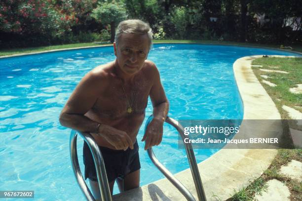 Guy Lux sorat de sa piscine lors de ses vacances à Valbonne le 17 aout 1983, France.