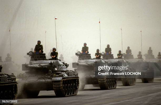 Défilé des chars d'assaut lors des célébrations du 70ème anniversaire de la Cavalerie le 25 avril 1987 en France.