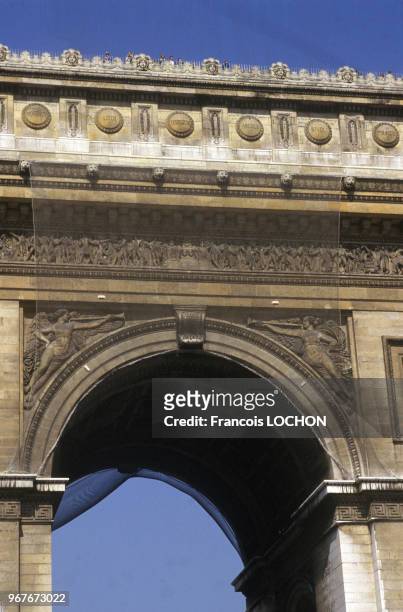 Détail architectural sur l'Arc de Triomphe, le 23 avril 1987 à Paris, France.