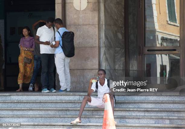 Des migrants érythréens clandestins à la gare de Vintimille. Ils discutent avec un passeur qui va leur donner les dernières explications pour prendre...