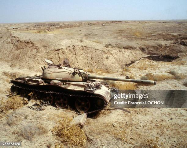 Un char militaire dans le désert sur le front iranien le 27 juillet 1988 à Dehloran, Iran.