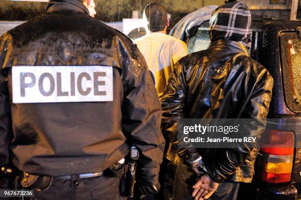 Deux hommes, arrêtés par des policiers de BAC et du service général, sont soupçonnés de tentative d'homicide, 27 février 2010, Paris, France.