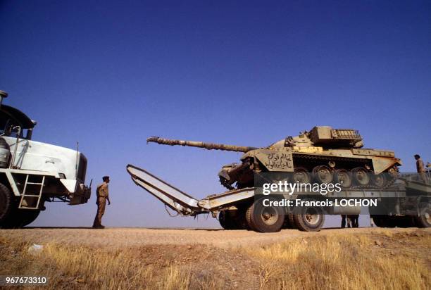 Des soldats et du matériel dans le désert lors du conflit entre l'Iran et l'Irak le 27 juillet 1988 à Dehloran, Iran.