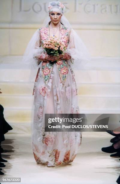 La mariée de Louis Féraud lors du défilé Haute-couture Printemps-Eté 1999-2000 le 16 janvier 1999 à Paris, France.