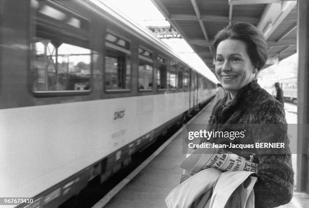 Marie-France Garaud sur le quai de la gare de Poitiers le 26 avril 1981, France.