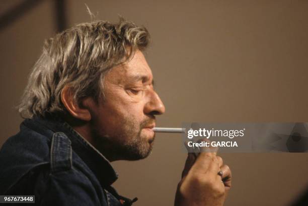 Serge Gainsbourg lors d'un show télévisé le 27 septembre 1988 à Paris, France.