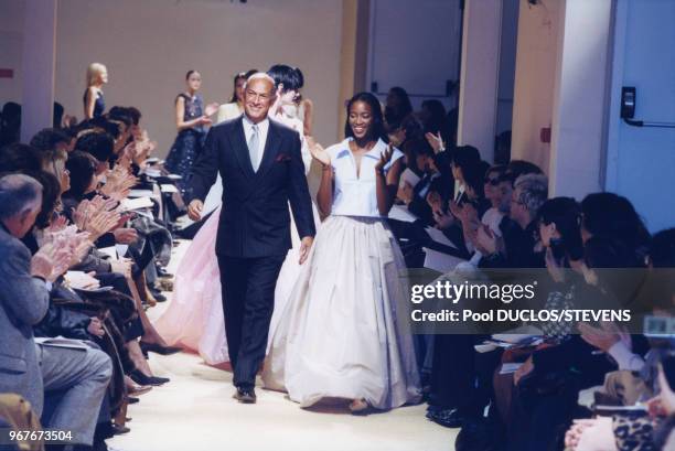 Oscar de la Renta et Naomi Campbell à l'issue du défilé Haute-couture Printemps-Eté 1999 de la maison Balmain le 20 janvier 1999 à Paris, France.