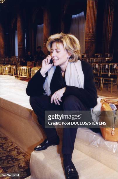 Claire Chazal en train de téléphoner avant le défilé Saint Laurent le 20 janvier 1999 à Paris, France.