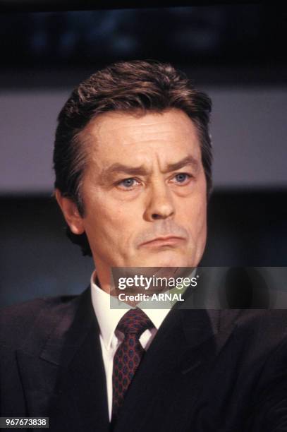 Portrait de Alain Delon lors d'une émission de télévision sur TF1 le 14 mars 1988 à Paris, France.