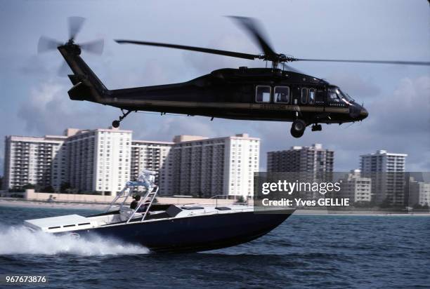 Navette et hélicoptère de la Police le 21 juin 1988 à Miami aux États-Unis.