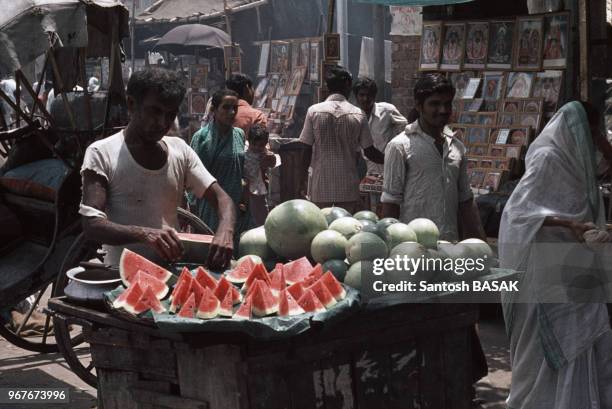 Vendeur de fruits sur le marché , circa 1970 à Calcutta, Inde.