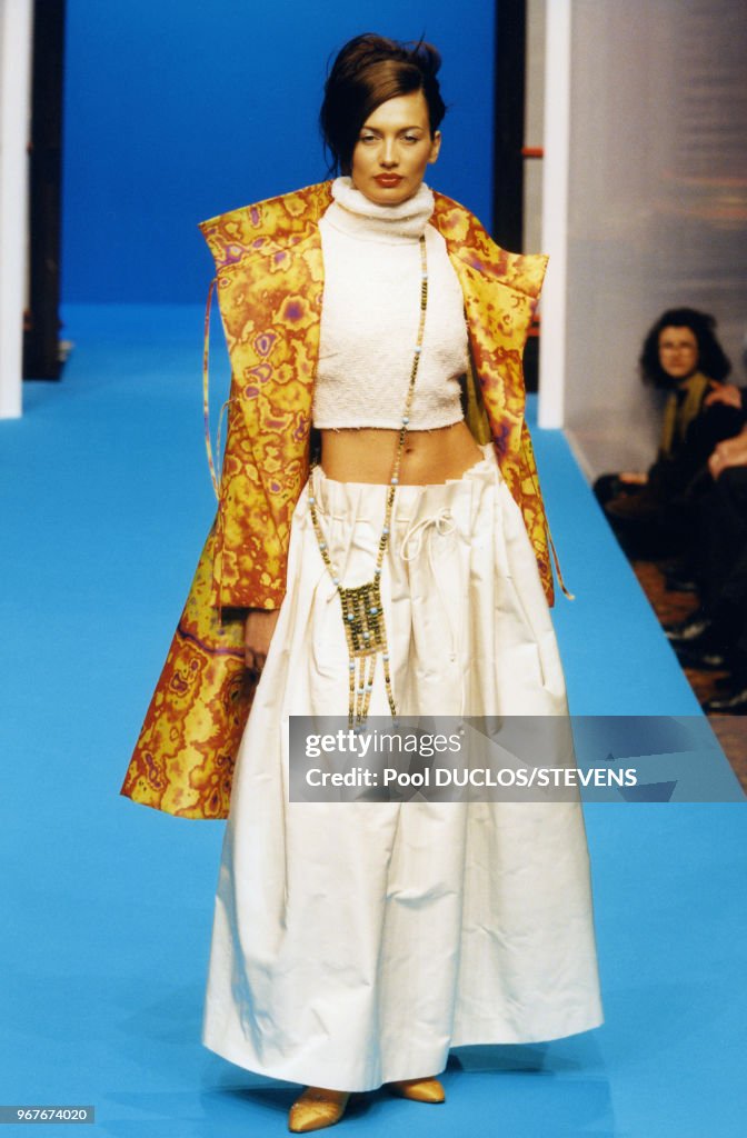 Défilé Haute-couture Printemps-Eté 1999-2000 de la maison Ted Lapidus ...