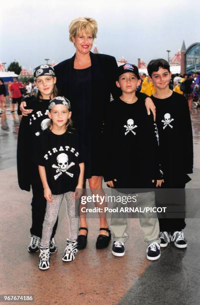 Melanie Griffith avec ses enfants à Disneyland Paris le 20 aout 1996, Marne-la-Vallée, France.