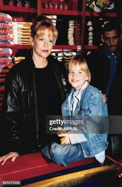 Melanie Griffith et sa fille Dakota au Planet Hollywood de Disneyland Paris le 13 avril 1997, Marne-la-Vallée, France.