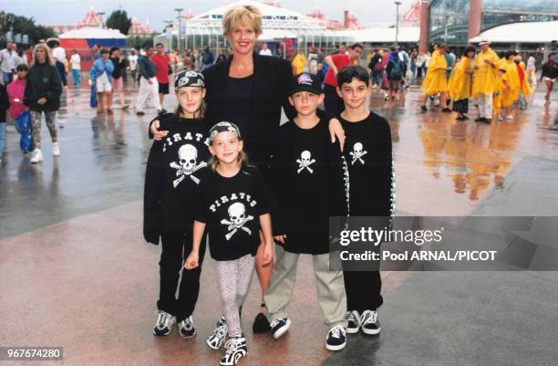 Melanie Griffith avec ses enfants à Disneyland Paris le 20 aout 1996, Marne-la-Vallée, France.
