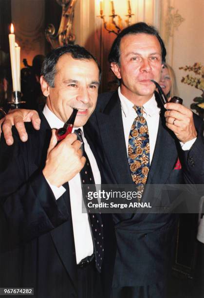 Les acteurs français Francis Perrin et Roland Giraud fument la pipe à la Confrérie des Maîtres-pipiers le 26 septembre 1995 à Paris, France.