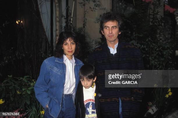 George Harrison avec son épouse Olivia et leur fils Dhani le 23 février 1988 à Paris, France.