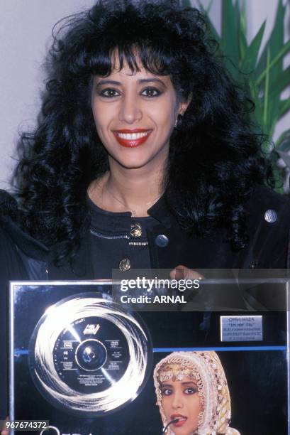 La chanteuse Ofra Haza reçoit un disque d'or le 16 septembre 1988 à Paris, France.