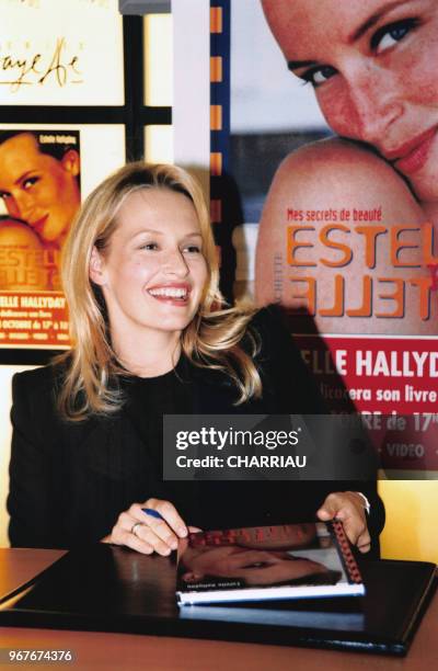 Estelle Hallyday dédicace son livre 'Mes secrets de beauté' au galerie lafayette à Paris le 23 octobre 1997, France.