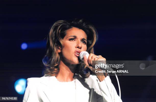 Portrait de la chanteuse québécoise Céline Dion en concert au Palais Omnisport de Bercy le 19 septembre 1996 à Paris, France.