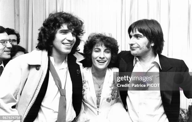 Julien Clerc et Marie-Paule Belle félicitent Serge lama lors de sa 1ère à l'Olympia le 16 janvier 1979 à Paris, France.