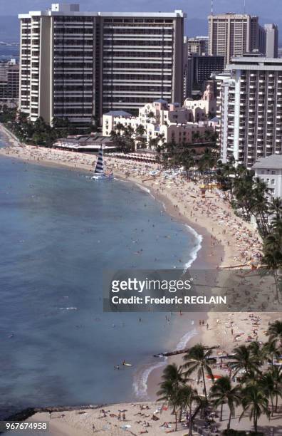 Vue aérienne de la plage de Waikiki le 26 novembre 1991 à Honolulu à Hawaï, États-Unis.