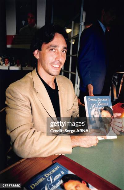 Portrait de l'ancien garde du corps et mari de la Princesse Stéphanie, Daniel Ducruet, en séance de dédicace aux Galeries Lafayette lors de la sortie...