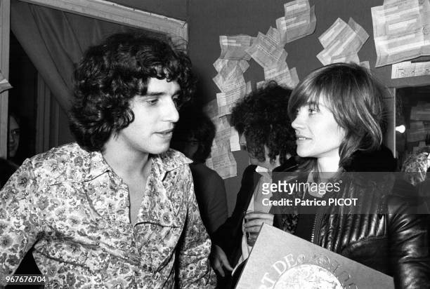Julien Clerc et Françoise Hardy dans la loge du chanteur lors de sa 1ère à l'Olympia à Paris le 30 décembre 1971, France.