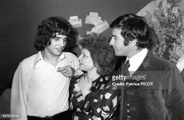 Julien Clerc, Régine et Jean-Claude Brialy dans la loge du chanteur lors de sa 1ère à l'Olympia à Paris le 30 décembre 1971, France.