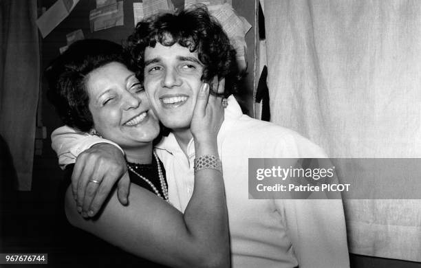 Julien Clerc et sa mère Evelyne dans la loge du chanteur lors de sa 1ère à l'Olympia à Paris le 30 décembre 1971, France.