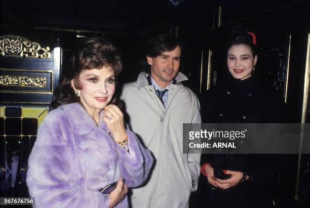 Gina Lollobrigida et son fils Milko lors d'une soirée à Paris le 29 janvier 1988, France.