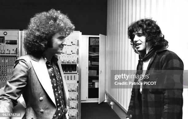 Robert Charlebois et Julien Clerc dans un studio à Paris le 24 septembre 1973, France.