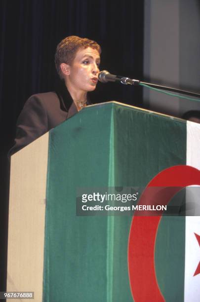 Khalida Messaoudi Toumi, fondatrice du "Mouvement pour la République" lors d'un meeting du Rassemblement pour la culture et la démocratie le 15...