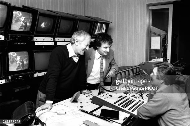 Jacques Chancel et Michel sardou dans la régie d'Antenne 2 à Paris le 20 octobre 1982, France.