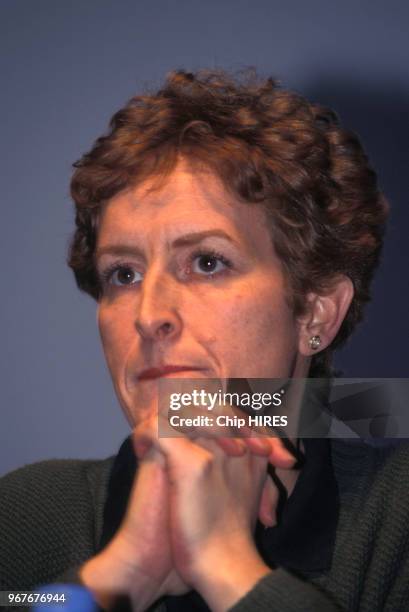 Khalida Messaoudi Toumi, fondatrice du "Mouvement pour la République" lors d'un meeting le 21 janvier 1998 à Paris en France.