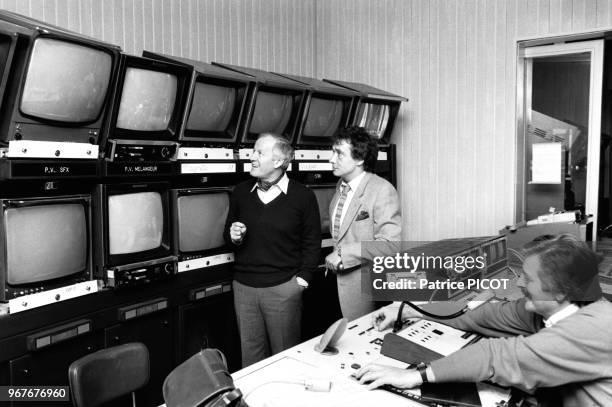 Jacques Chancel et Michel sardou dans la régie d'Antenne 2 à Paris le 20 octobre 1982, France.