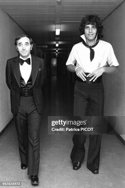 Julien Clerc et Charles Aznavour lors d'une émission de télévision à Paris le 24 septembre 1980, France.