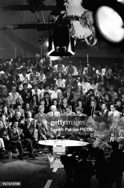 Michel Sardou, Jacques Chancel, Michel Audiard, Mireille Darc et Bernard Blier lors de l'émission 'Le grand échiquier' à Paris le 20 octobre 1982,...