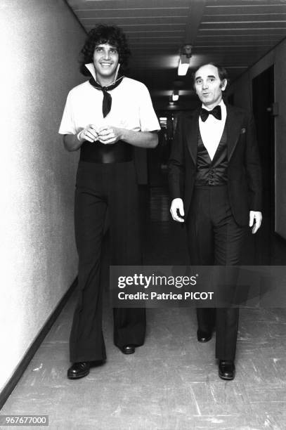 Julien Clerc et Charles Aznavour lors d'une émission de télévision à Paris le 24 septembre 1980, France.