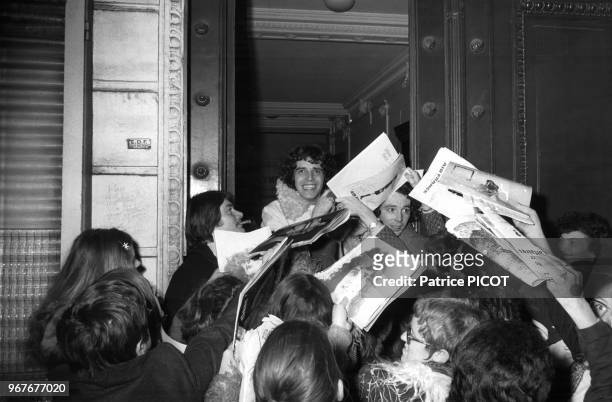 Julien Clerc signe des autographes à ses fans lors de sa 1ère à l'Olympia à Paris le 8 décembre 1970, France.