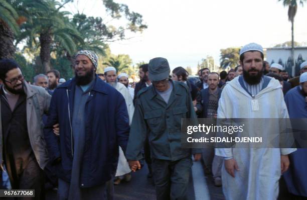 Abdelkader Hachani, Ali Belhadj et Ali Djeddi lors d'une manifestation du Front islamiste du salut le 13 janvier 1991 à Alger en Algérie.