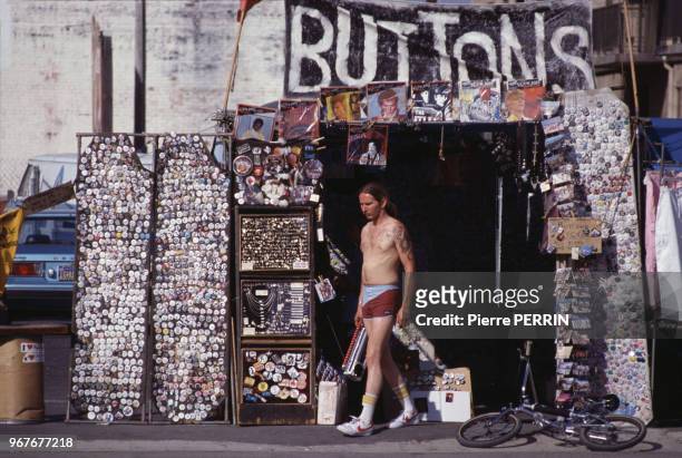 Boutique de broches et de vinyles le 16 mai 1984 à Venice Beach à Los Angeles aux États-Unis.