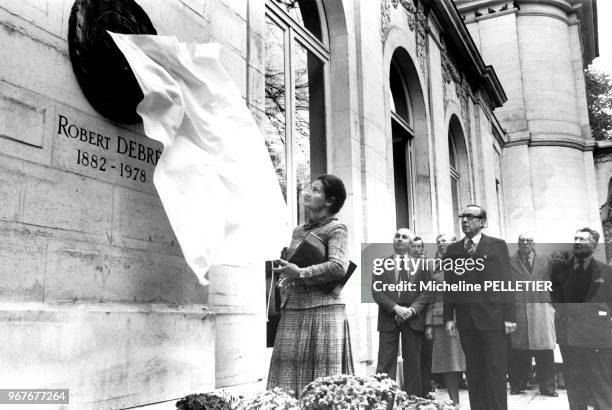 La ministre de la Santé Simone Veil et l'ancien Premier ministre Michel Debré inaugurent une plaque à la mémoire du professeur Robert Debré à la...