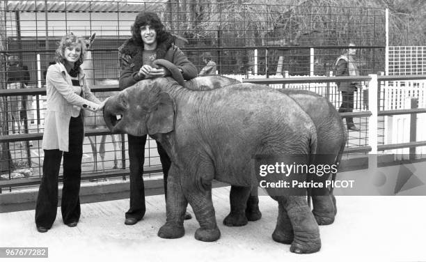 Julien Clerc et Véronique Sanson au zoo de Thoiry le 20 avril 1972, France.