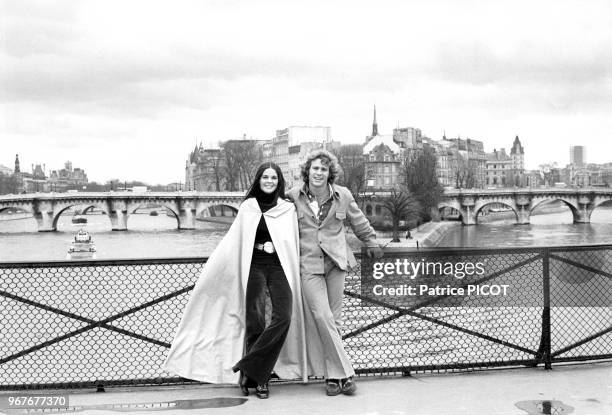 Portrait d'Ali MacGraw et Ryan O'Neal sur le Pont des Arts le 19 mars 1971 à Paris, France.