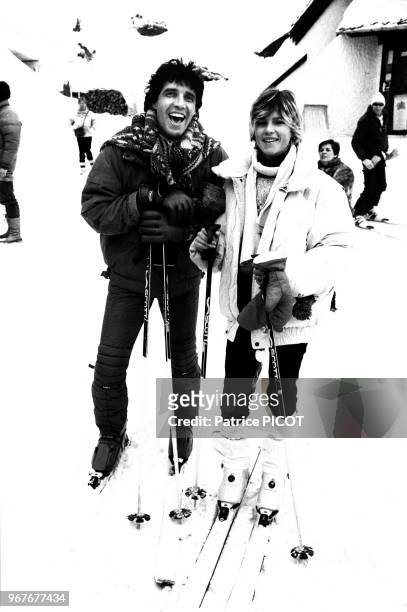 Julien Clerc et sa compagne Virginie Coupérie-Eiffel à Avoriaz le 22 janvier 1985, France.