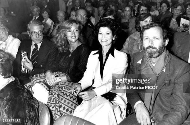 Portrait des comédiens Jean Poiret, Caroline Cellier, Marie-José Nat et son mari le réalisateur Michel Drach à la première de 'Notre-Dame de Paris'...